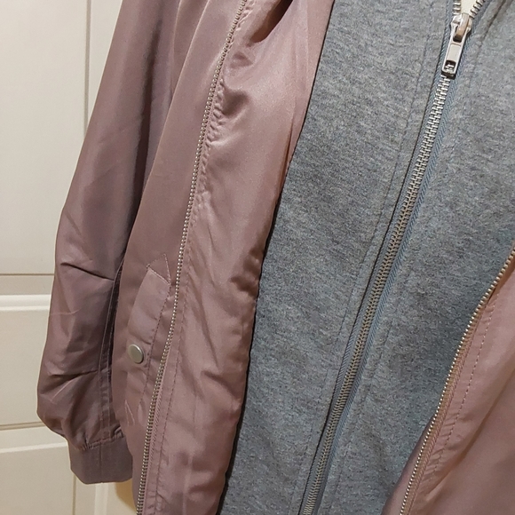 🌺 NEW Forever 21 Bomber Jacket/Hoodie w/Tech Pocket - Picture 3 of 12